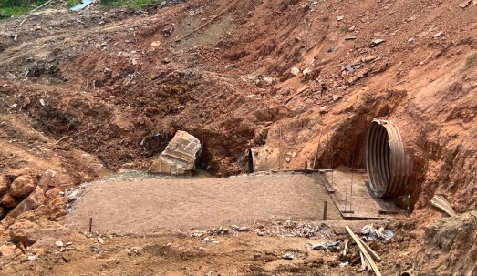 DRENAGEM: Obras avançam para recuperar trecho da Avenida Farquar afetado por erosão