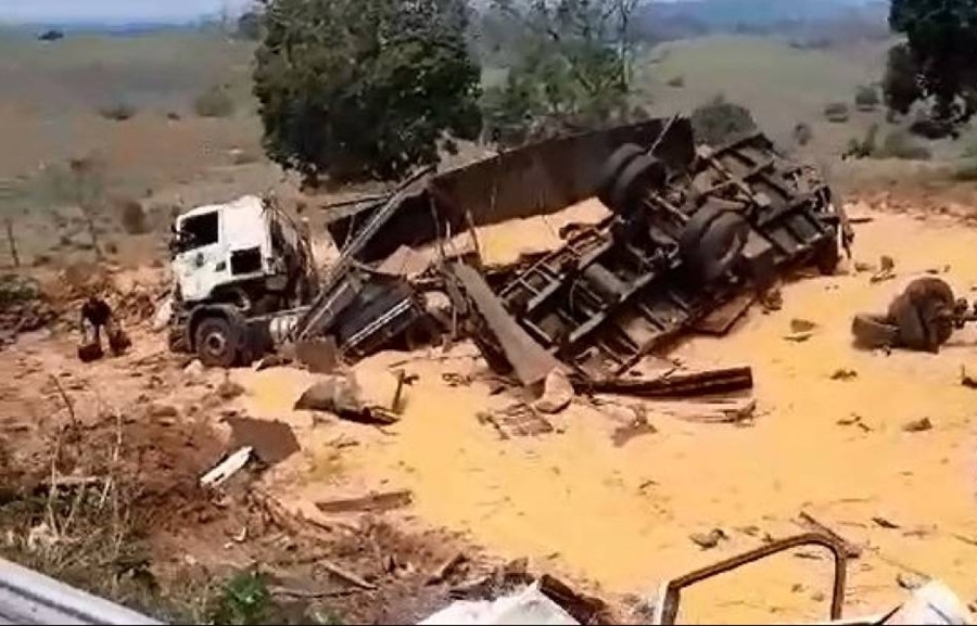 VÍDEO: Carreta carregada de soja fica destruída após tombar na 'curva da banana'