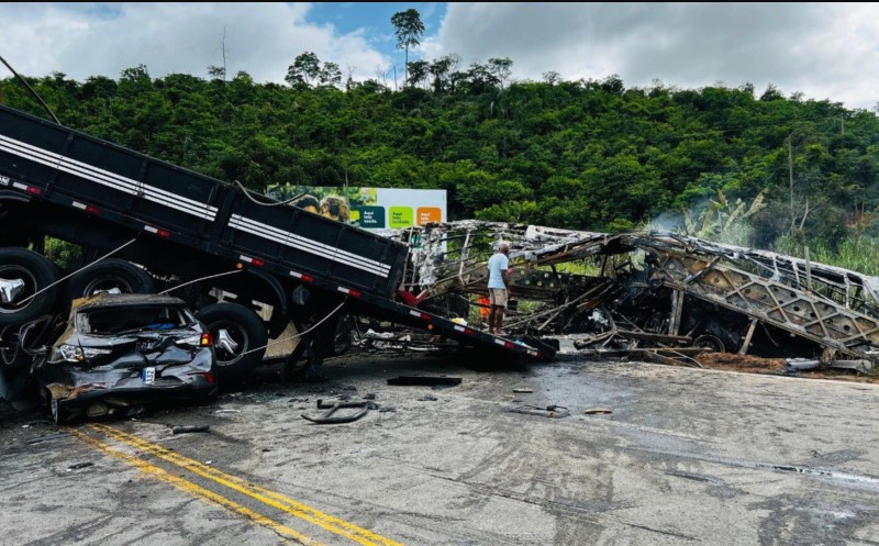 TRAGÉDIA: Acidente com carro, ônibus e caminhão deixa mais de 25 mortos