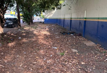 INFRAESTRUTURA: Vereador Dr. Gilber solicita limpeza urgente de calçada do Colégio 21 de Abril