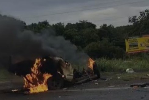 VÍDEO: Caminhonete parte ao meio e pega fogo após grave acidente na BR-364