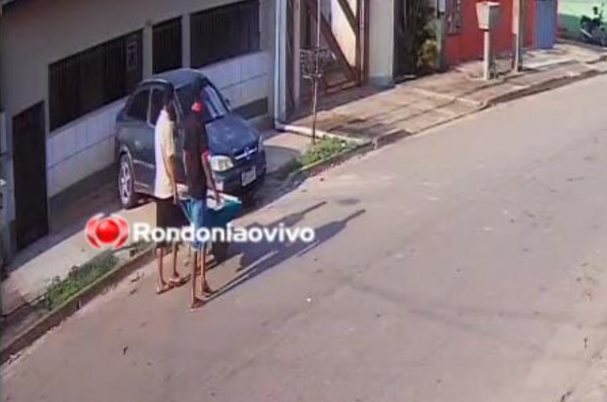 VÍDEO: Ladrões são flagrados levando TV em carrinho de mão após furto em residência