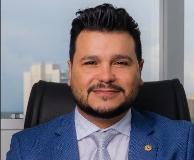 NOTA DE ESCLARECIMENTO: Deputado reeleito Marcelo Cruz nega articulação para presidência da Alero