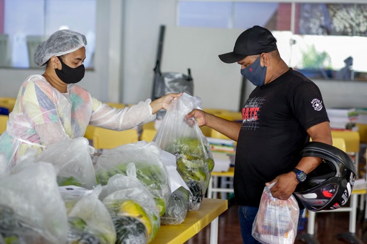 ALIMENTAÇÃO: Kits são entregues aos pais de alunos em escolas estaduais de Porto Velho