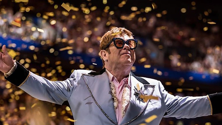 EM CASA: Elton John e  shows sertanejos marcarão os shows virtuais deste sábado