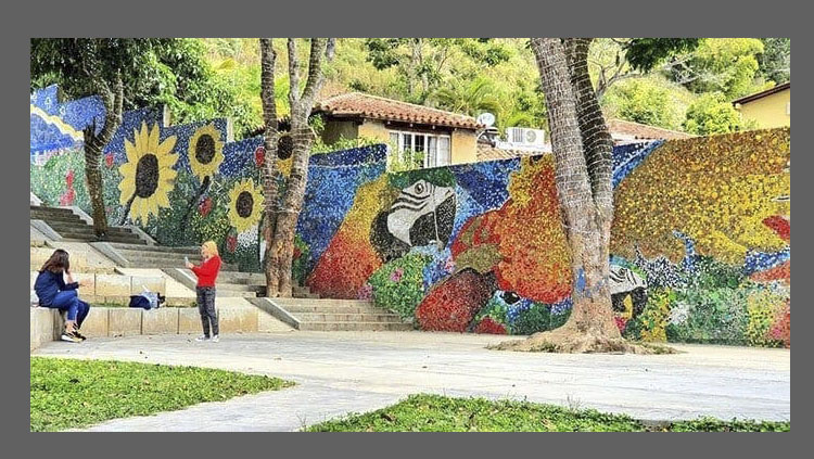 ARTE DE RUA: Artista plástico cria mural com 200 mil tampinhas e transforma local em cartão postal