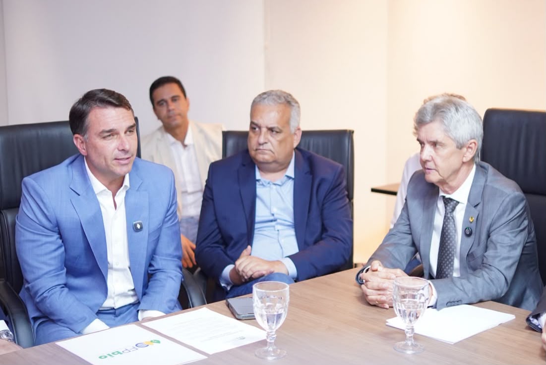 AGRONEGÓCIO: Flávio Bolsonaro se reúne com Bagattoli e FPA para discutir setor produtivo