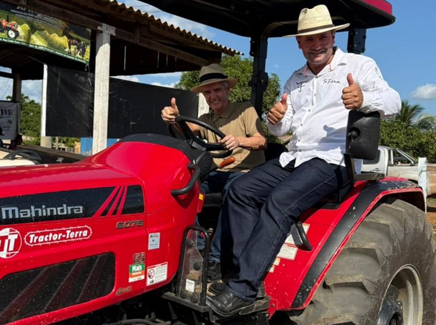 JAIME BAGATTOLI: Senador entrega trator à associação rural de Candeias do Jamari