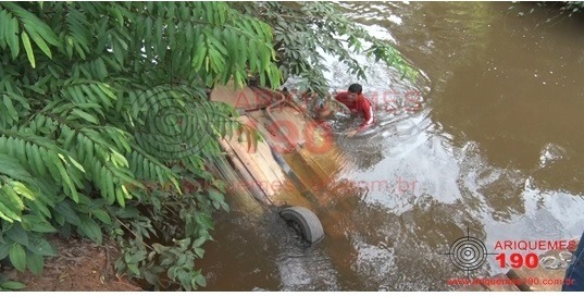 SUBMERSOS: Casal de idosos morre afogado após carro cair dentro de rio em Rondônia