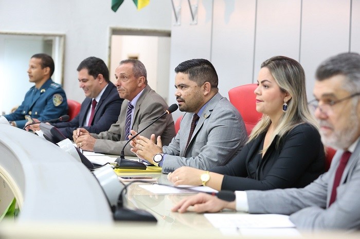 MEDALHA DE MÉRITO : Deputado Jesuíno Boabaid entrega comenda à civis e militares