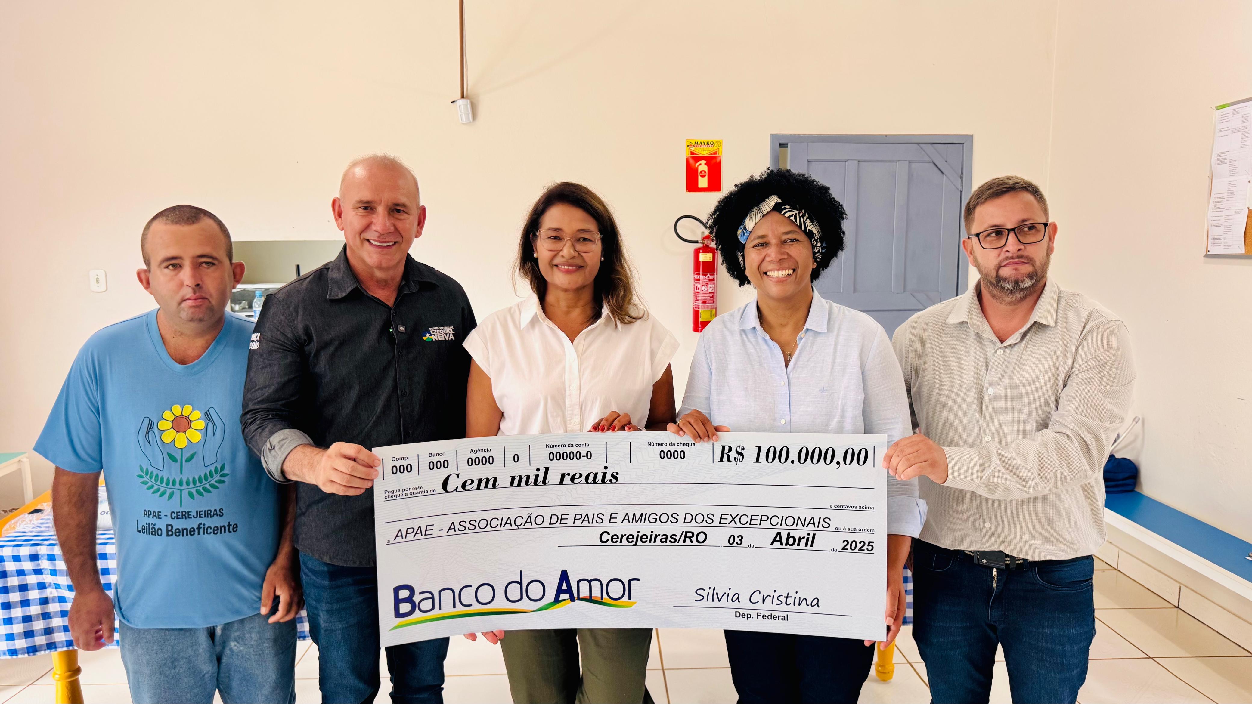 SILVIA CRISTINA: Deputada participa da entrega de R$ 100 mil à Apae de Cerejeiras