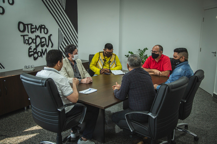 CLASSE: Jair Montes se reúne com diretor do Detran e representantes dos taxistas e moto taxistas