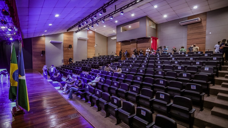 CULTURA: Prefeitura conclui obra de revitalização do Teatro Banzeiros