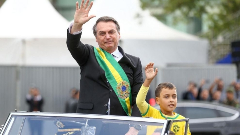 Ofensivo: G1 ‘ataca’ criança que desfilou em carro com Bolsonaro