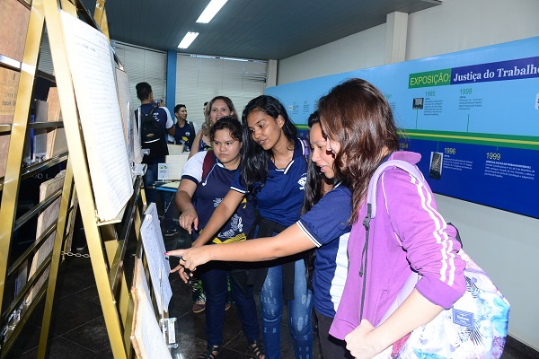 MEMORIAL: Alunos da Escola Rio Branco visitam a exposição dos 45 anos de atuação da Justiça do Trabalho