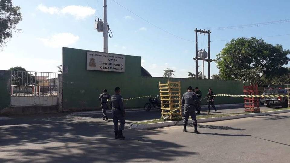 TERROR: Jovem invade escola armado com faca e faz aluna refém