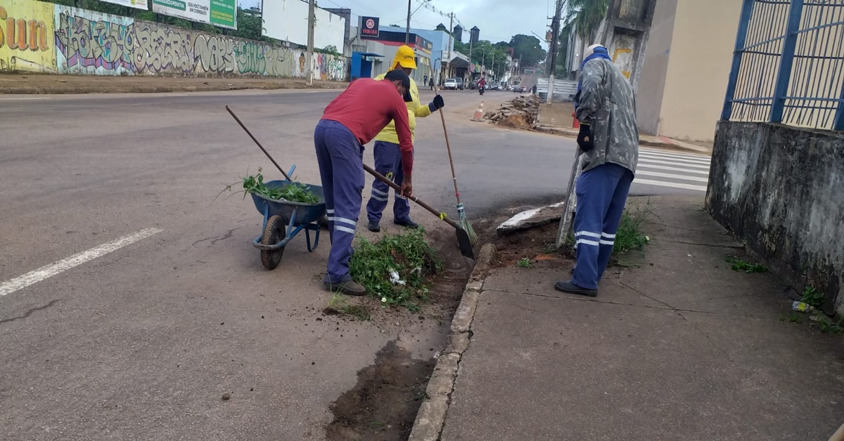 URBANISMO: Rua Rogério Weber é contemplada com serviços de limpeza