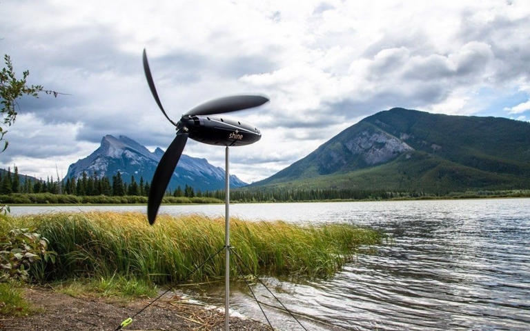 Pequena turbina eólica portátil para carregar eletrônicos usando o vento