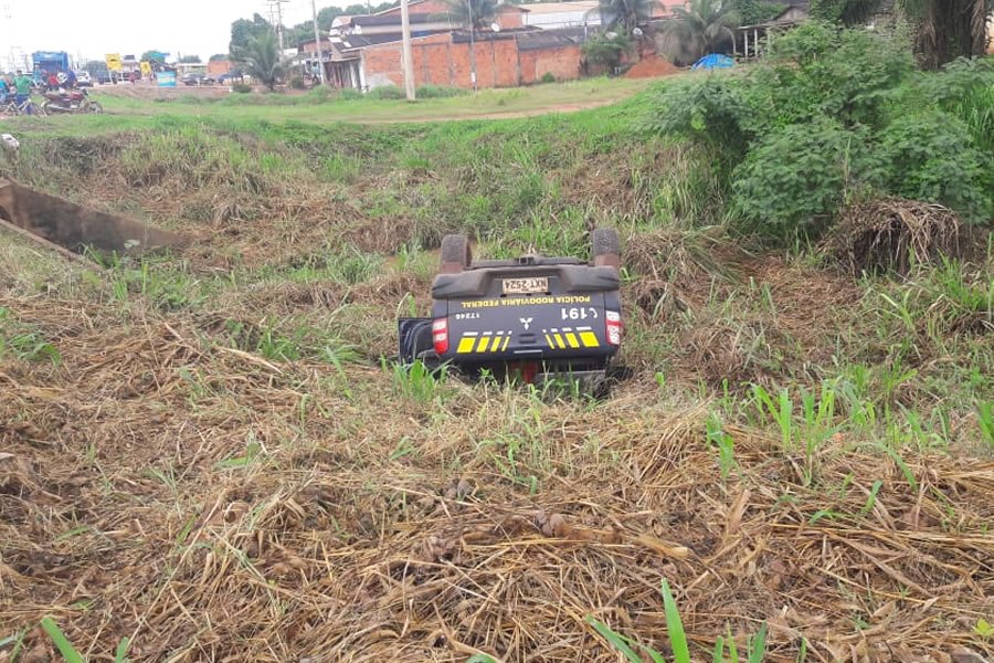 PISTA MOLHADA: Viatura da Polícia Rodoviária Federal capota na BR-364