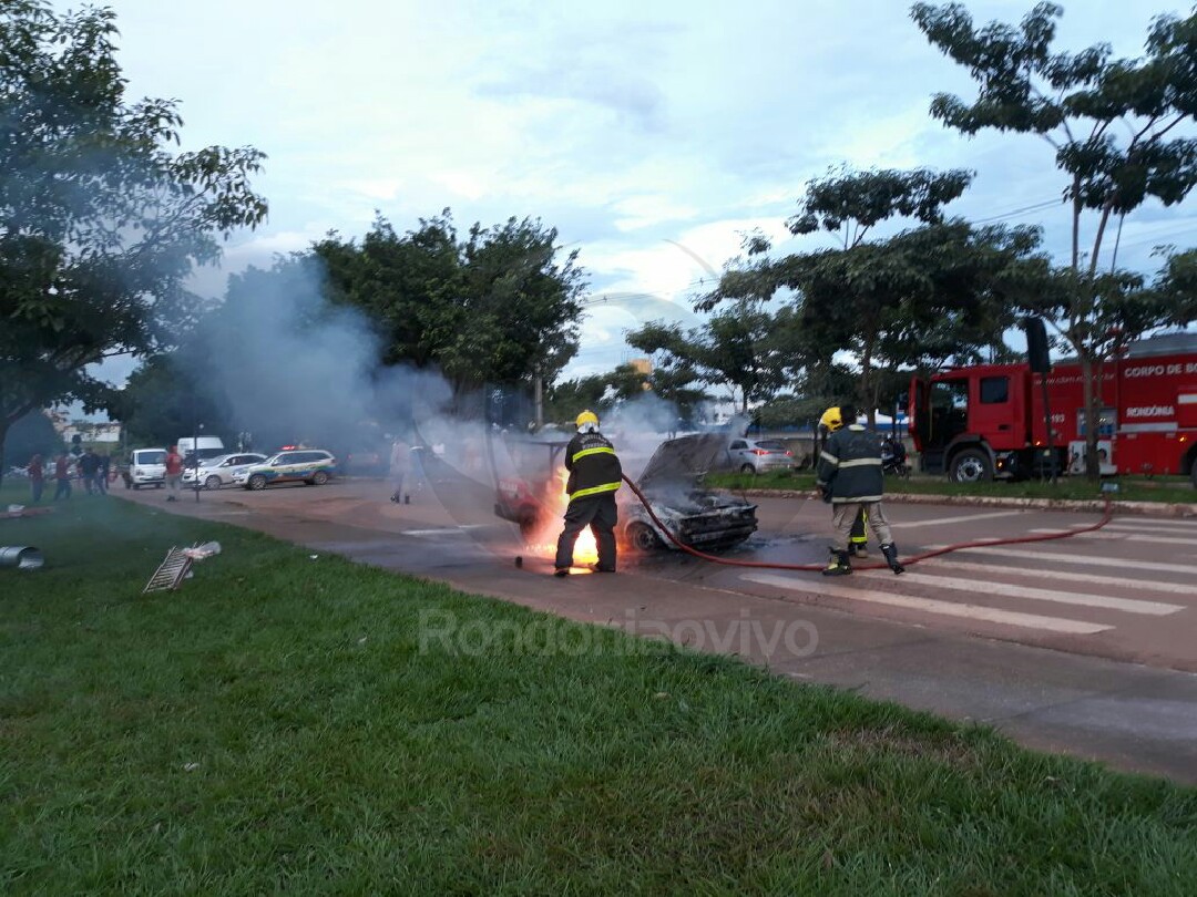 MAIS UM: Veículo de empresa é destruído por incêndio no trânsito