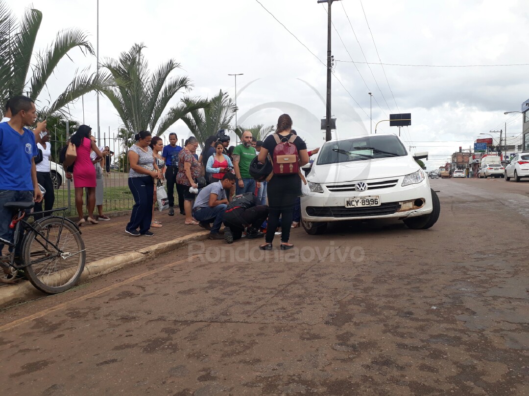 URGENTE: Ciclista é arrastado por carro em frente ao Shopping