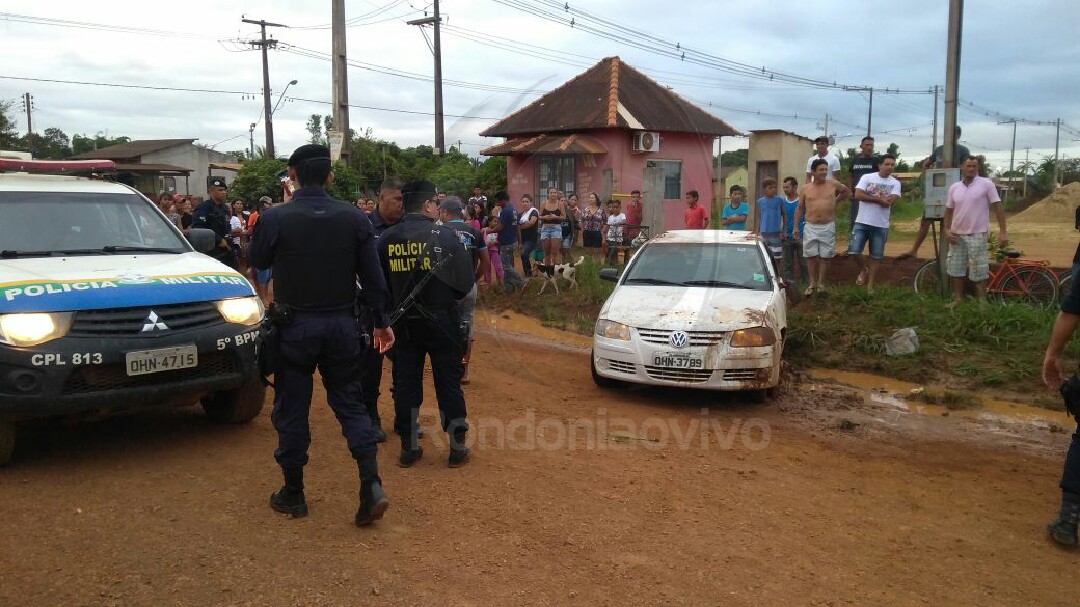 PERSEGUIÇÃO: Roubo a residência e troca de tiros termina em capotamento e menores detidos