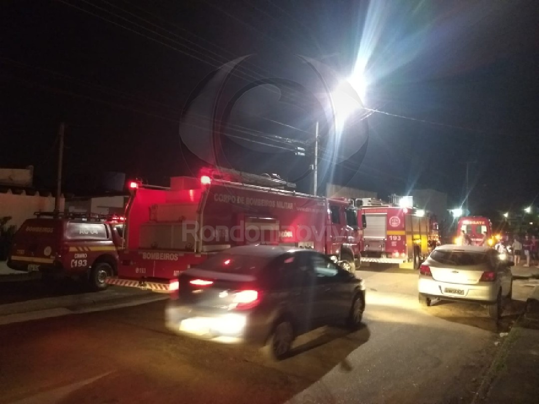 INCÊNDIO: Casa pega fogo após moradores deixarem vela acesa em quarto