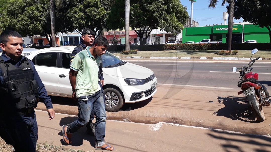 ASSALTO: Polícia prende suspeito em carro levado durante roubo a residência