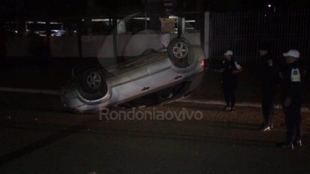 FUGIU: Tucson em alta velocidade capota após subir canteiro central e bater em árvore