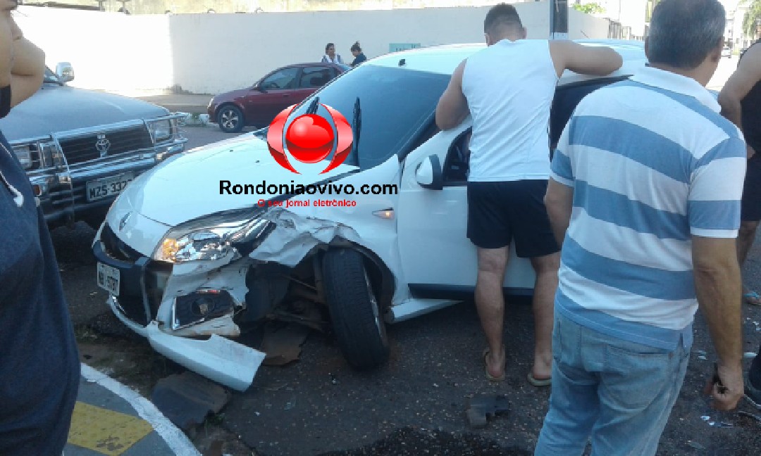 INVADIU: Mulher é socorrida às pressas após grave colisão entre automóveis