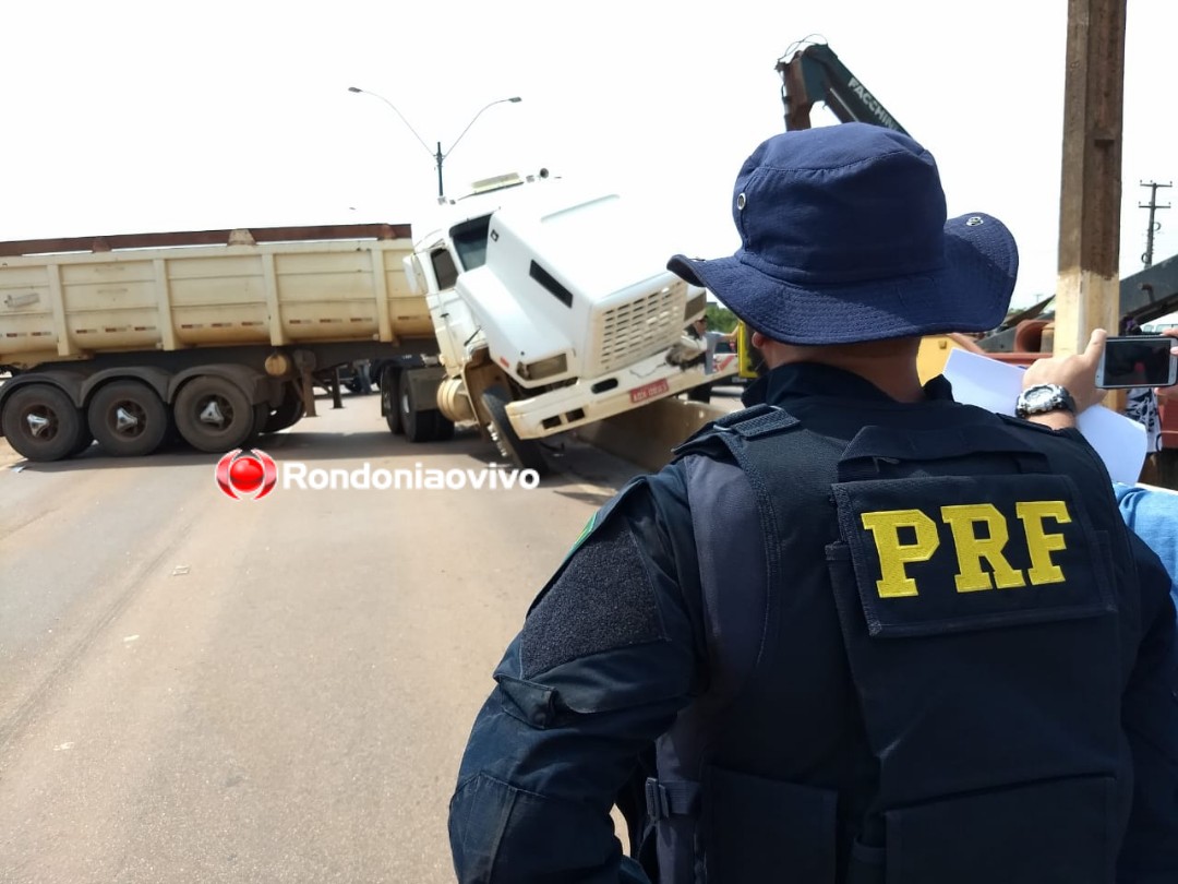 PERIGO: Motorista passa mal na direção e caçamba sobe em mureta na BR-364