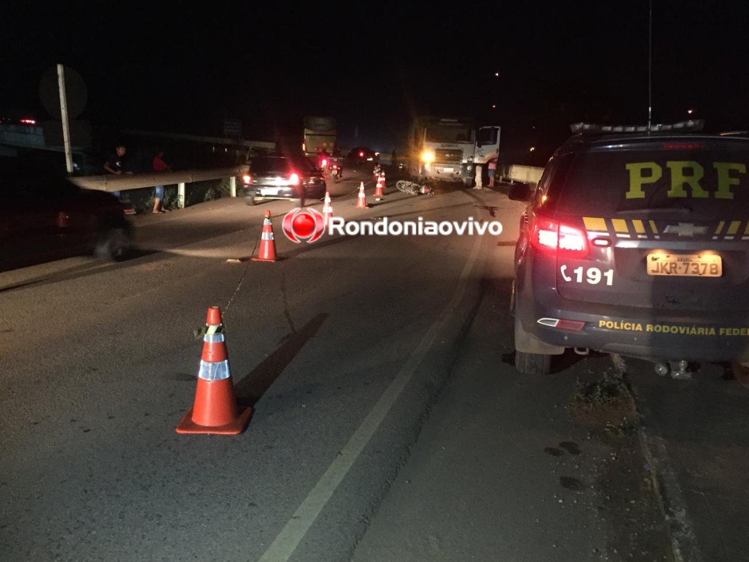 FRONTAL: Motociclista fica gravemente ferido em colisão com caminhão na ponte