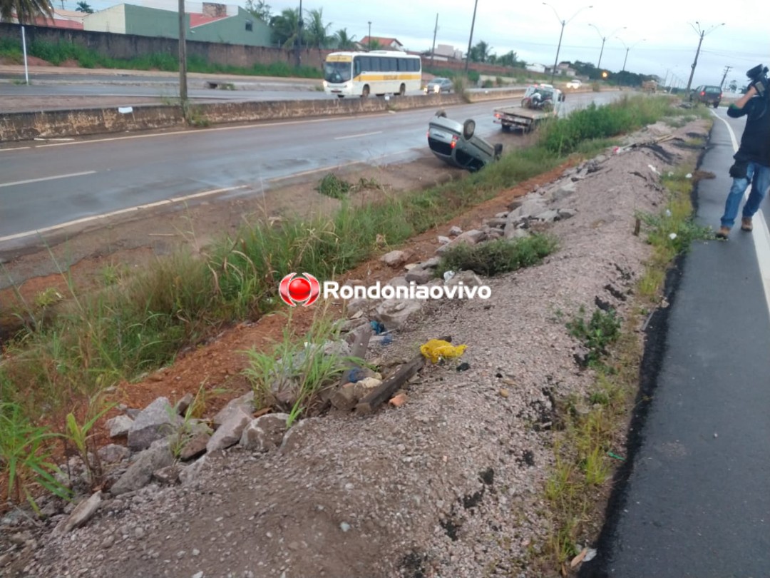 DESCONTROLADO: Veículo capota após cair da rua da Beira na BR-364 em Porto Velho