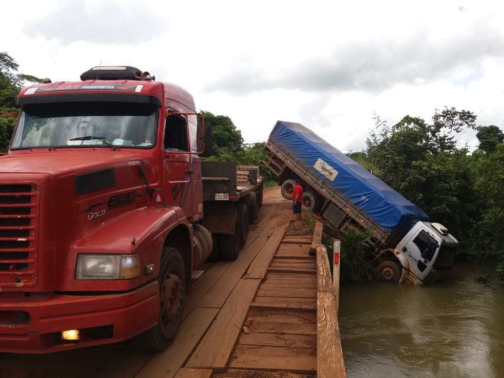 PREJUÍZO: Caminhão carregado com sal mineral despenca de ponte em rodovia