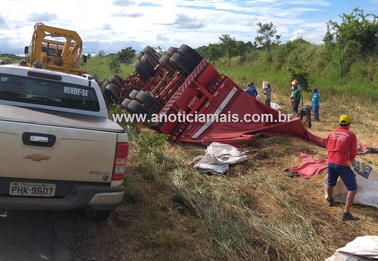 FALHA: Reboque de carreta carregado de soja se desprende e capota na BR-364