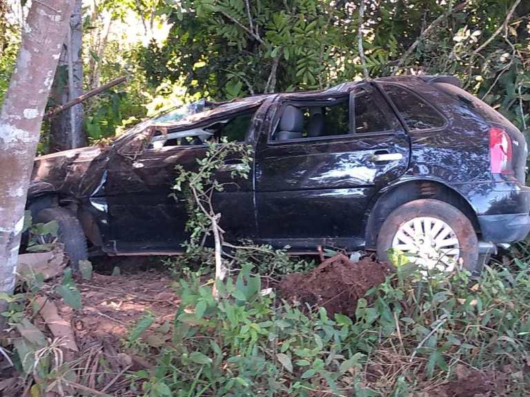 LINHA 176: Motorista perde o controle durante ultrapassagem e carro capota várias vezes