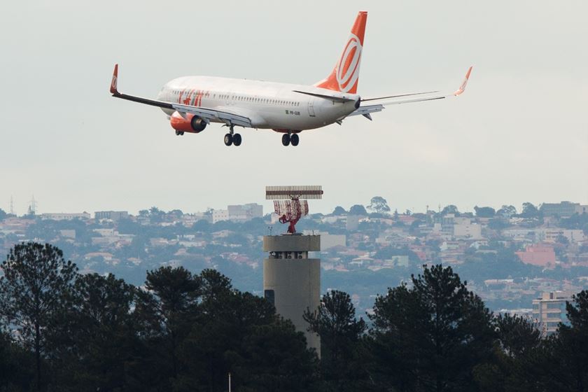 VÍDEO: Turbina de avião pega fogo durante decolagem