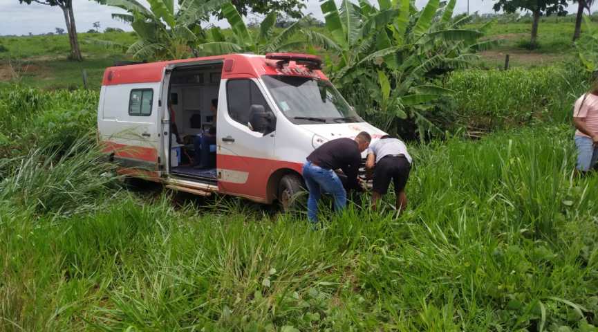 PERDEU O CONTROLE: Ambulância que transportava grávida e bebê cai em ribanceira na BR-364