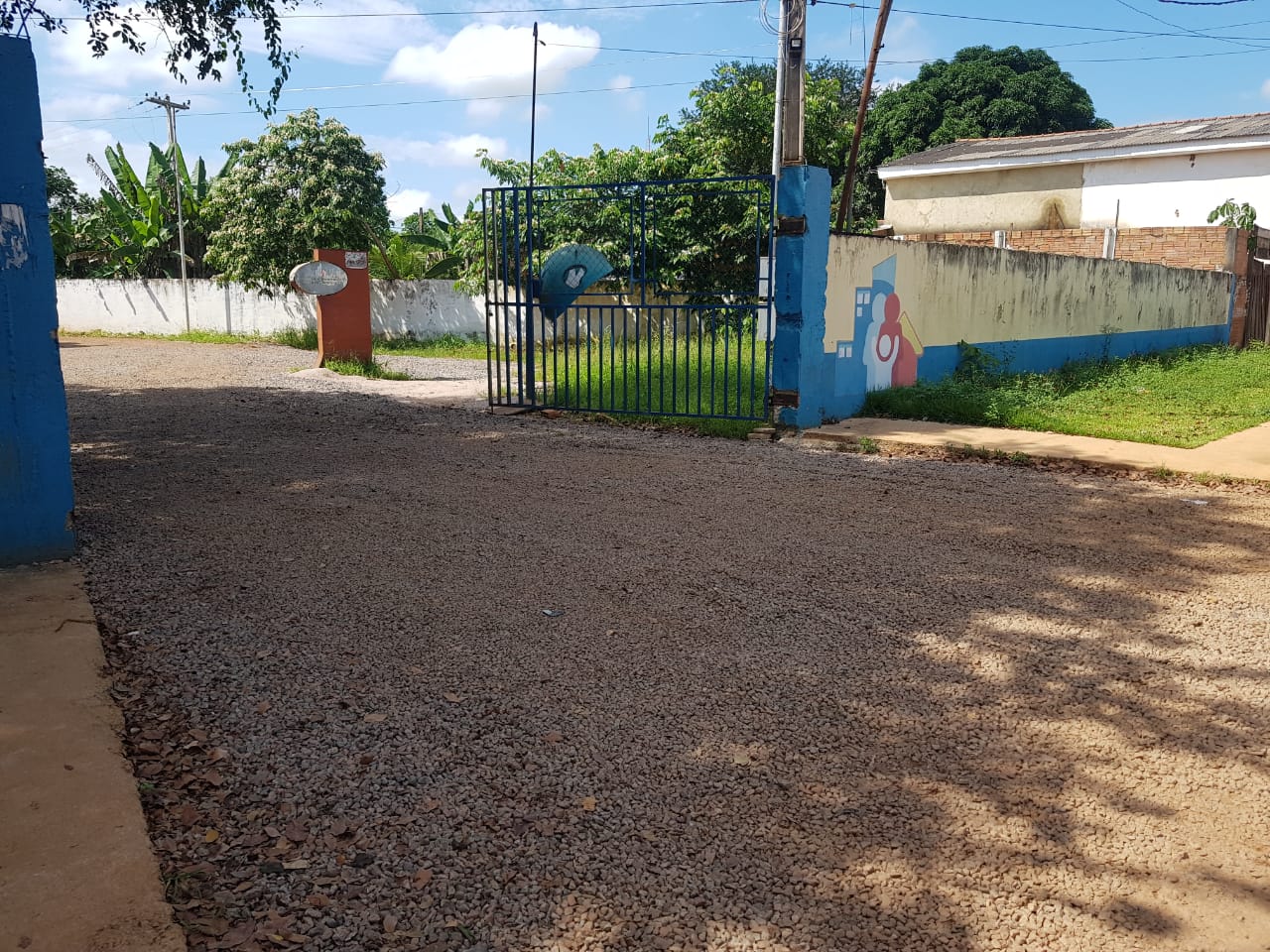 BAIRRO SOCIALISTA: Prefeitura atende Anderson e conclui melhorias na entrada de unidade de saúde