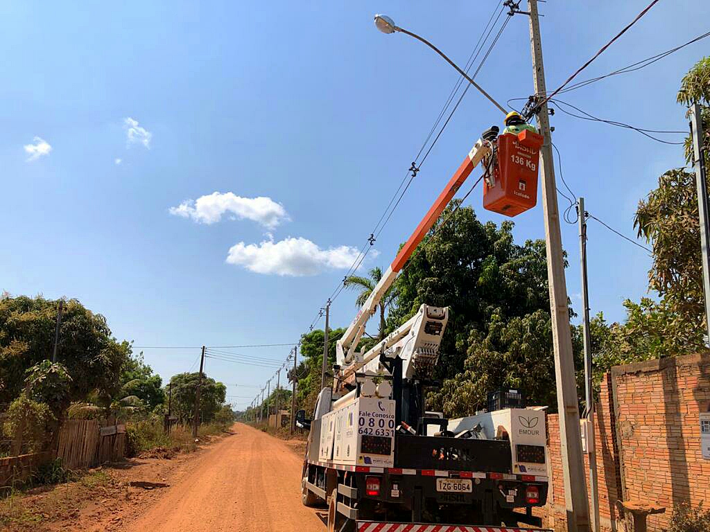 PEDIDO DE MÁRCIO MIRANDA: Emdur realiza serviço de iluminação pública em várias ruas