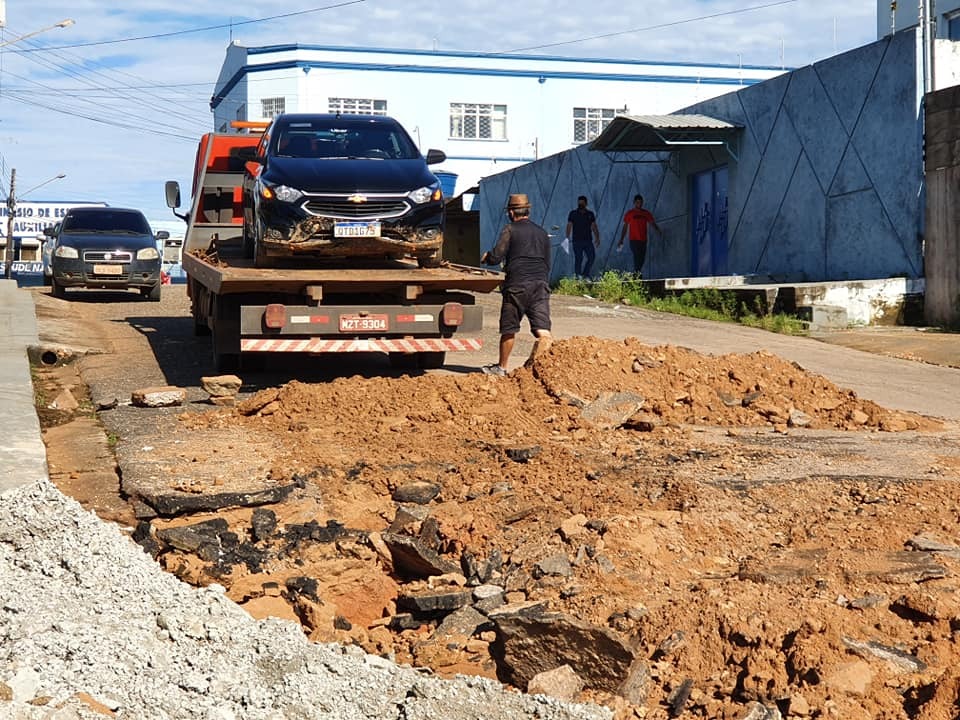 NA FRENTE DE HOSPITAL: Carro cai em buraco aberto há mais de 15 dias no centro de Porto Velho