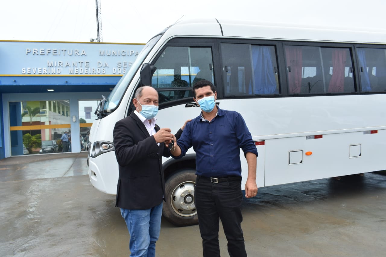 EM MIRANTE DA SERRA: Cel. Chrisóstomo entrega ônibus novo para transportar pacientes de hemodiálise