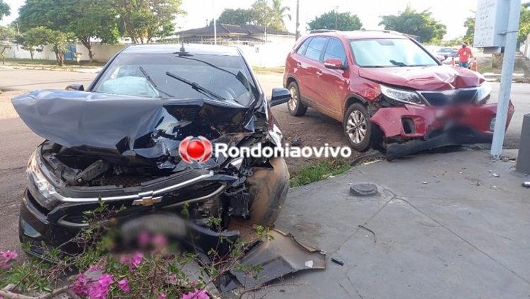 ACIDENTE: Veículos ficam destruídos após grave colisão em cruzamento no Centro