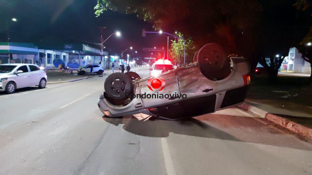 EMBRIAGUEZ: Land Rover capota após motorista avançar semáforo na avenida Jorge Teixeira