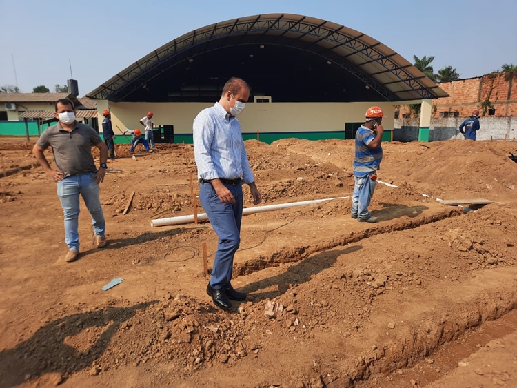 ALAN QUEIROZ: Deputado fiscaliza obra de construção do primeiro campo sintético em Candeias do Jamari 