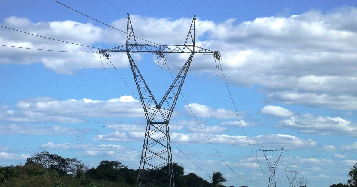 SUSTO: Torre de transmissão de energia cai e deixa quatro trabalhadores feridos