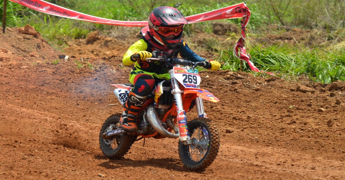 MOTOCROSS: Criança de 7 anos compete com mais velhos e fica em 3º lugar