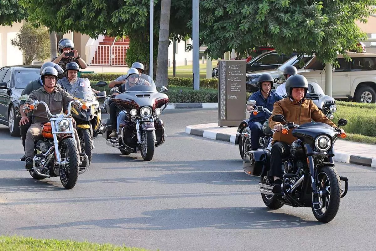 CURTINDO: Bolsonaro passeia de moto pelas ruas de Doha, capital do Catar