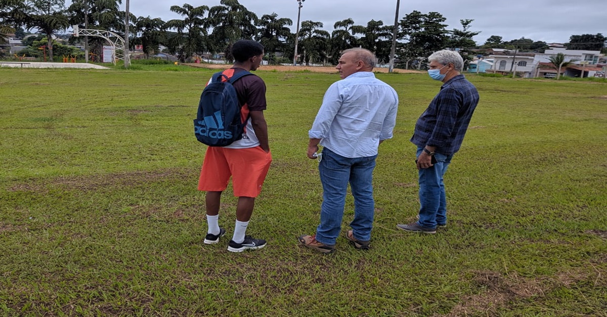 COLORADO DO OESTE: Ezequiel Neiva anuncia empenho para a construção de campo de futebol society