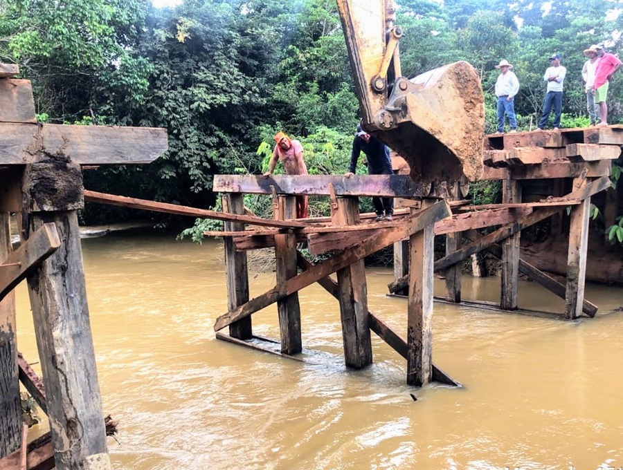 EM BURITIS: Alex Redano agradece Governo, que refez a ponte sobre o Rio Viola junto com moradores 